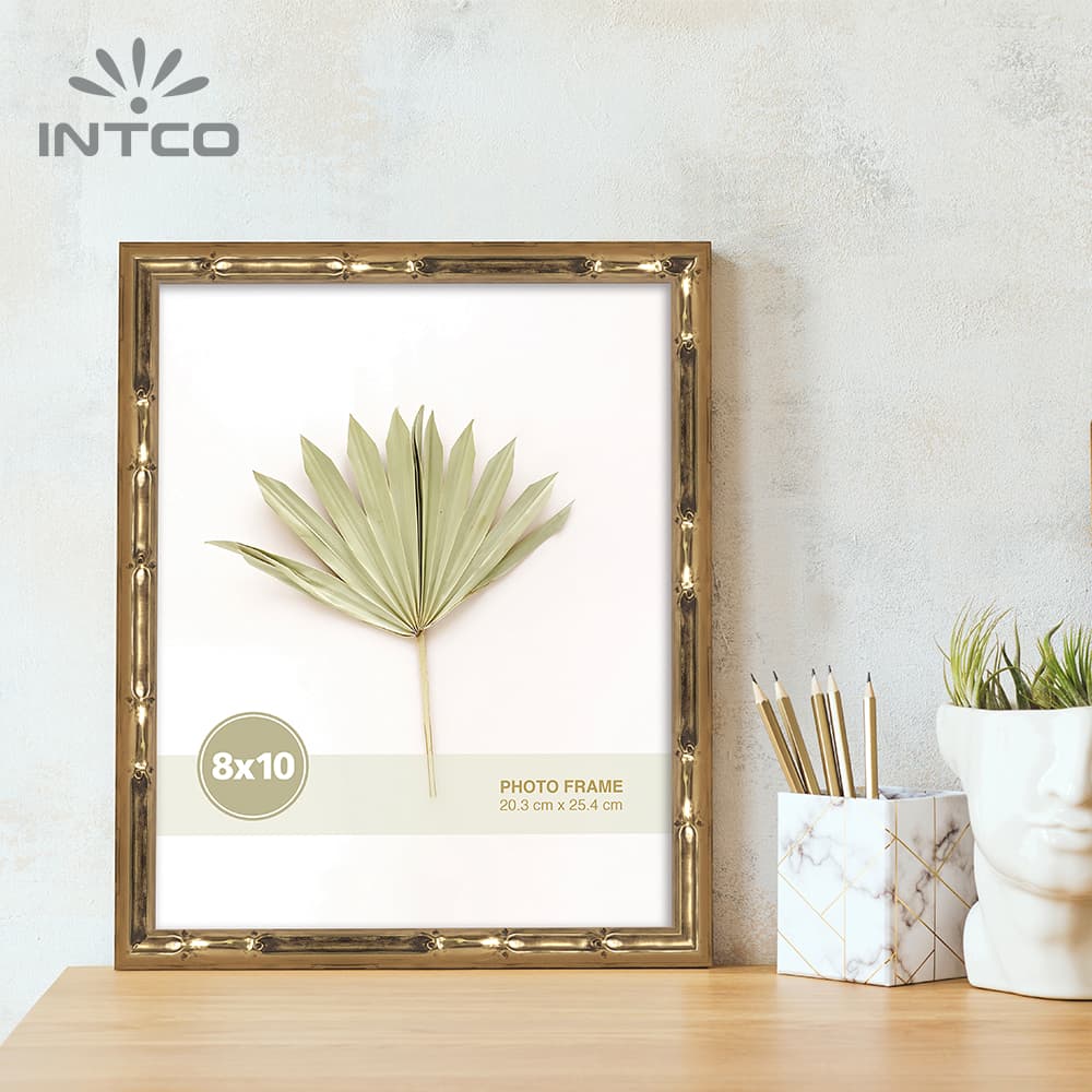 the Vintage Bamboo's tropical styling photo frame can turn an ordinary photo into an extraordinary focal point