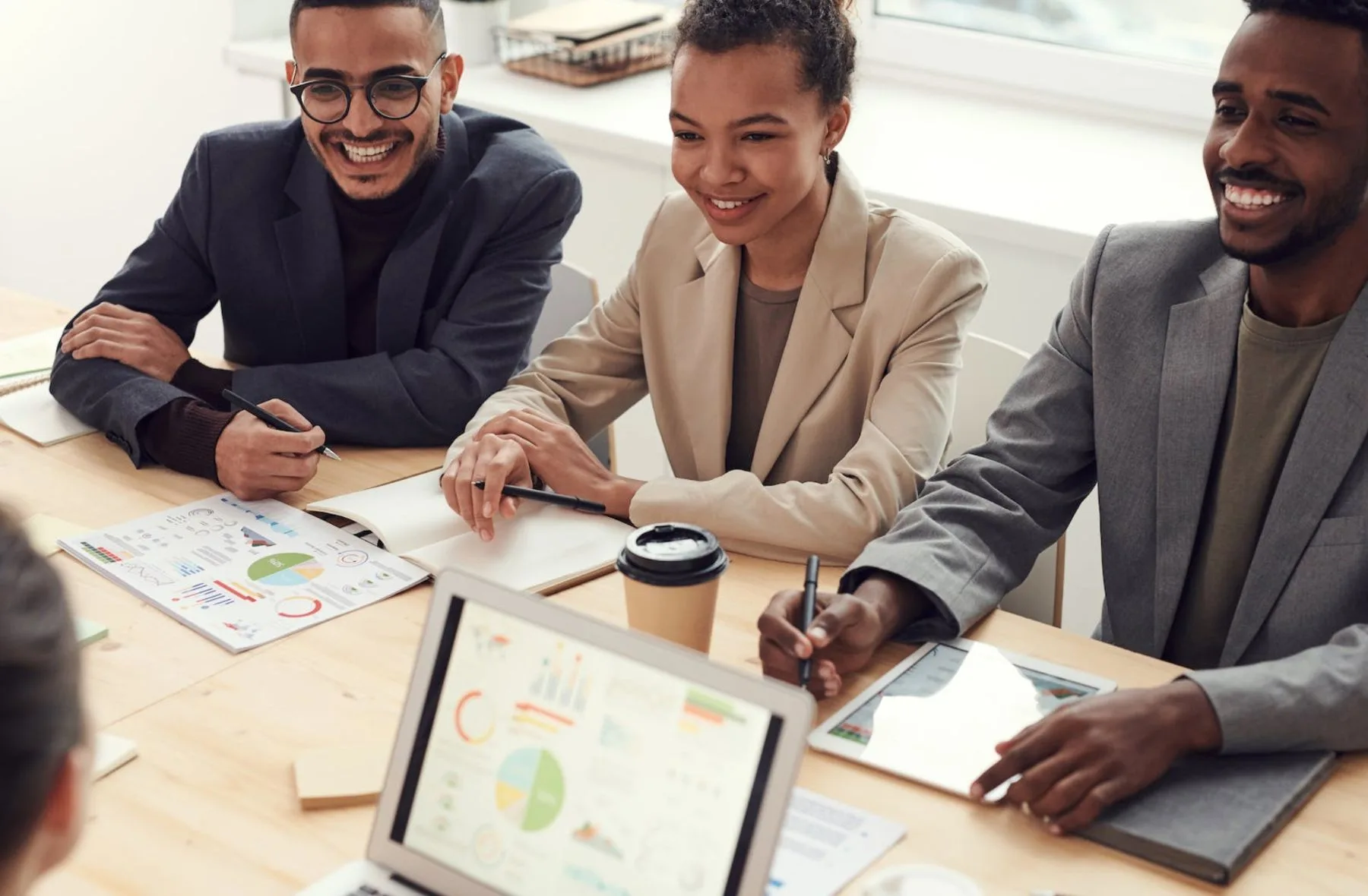 Empleados de INTCO en su puesto de trabajo
