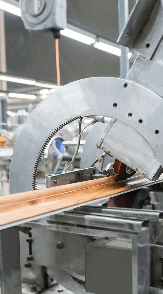 Extrusion von Polystyrol-Leisten in einem Werk von INTCO Framing